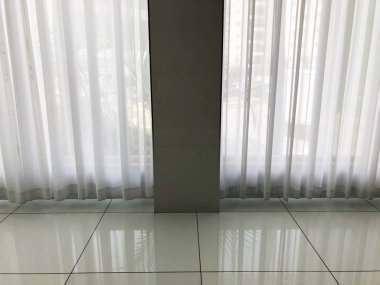 beyaz perde arka plan. Penceresinde saydam perde.