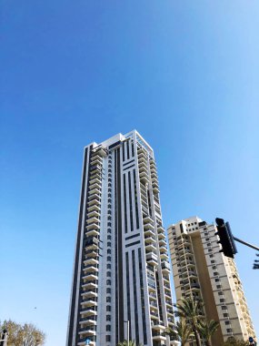 Bat Yam, Israel 26 Mart 2019: Bat Yam'da konut binası ve ağaçlar, İsrail