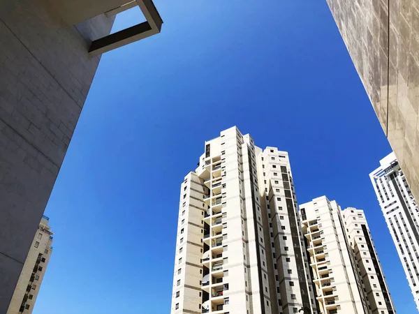 Bat Yam, Israël 26 maart 2019: residentieel gebouw en bomen in Bat Yam, Israël — Stockfoto