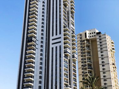 Bat Yam, Israel 26 Mart 2019: Bat Yam'da konut binası ve ağaçlar, İsrail