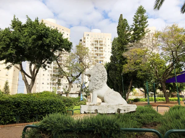 Rehovot, İsrail 03 Mart 2019: Rehovot şehir parkında beyaz aslan heykeli, İsrail
