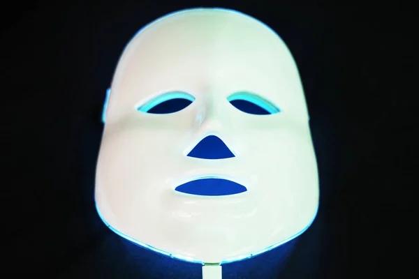 Легка омолоджуюча маска для терапії шкіри обличчя на чорному тлі . — стокове фото