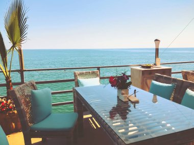 İskelede restoran. Denizde güneşli bir gün. Sahil beldesi. Güzel deniz manzarası