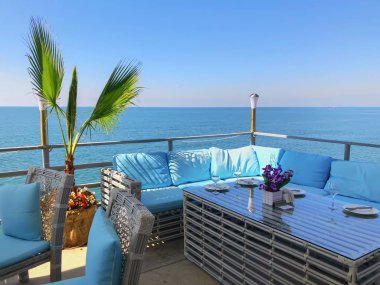 İskelede restoran. Denizde güneşli bir gün. Sahil beldesi. Güzel deniz manzarası