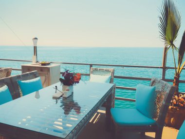 İskelede restoran. Denizde güneşli bir gün. Sahil beldesi. Güzel deniz manzarası