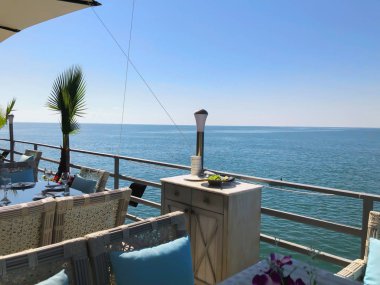 İskelede restoran. Denizde güneşli bir gün. Sahil beldesi. Güzel deniz manzarası