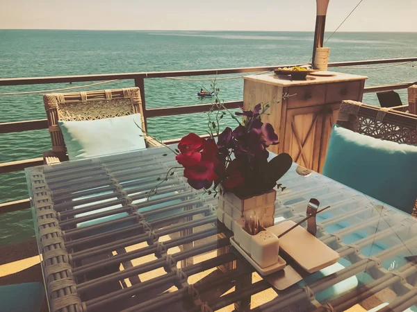 Restaurante en el muelle. Día soleado junto al mar. Balneario. Hermosa vista al mar —  Fotos de Stock