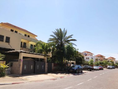 Holon, İsrail 02 Nisan 2019: Holon'da özel evler, ağaçlar ve sokaklar, İsrail