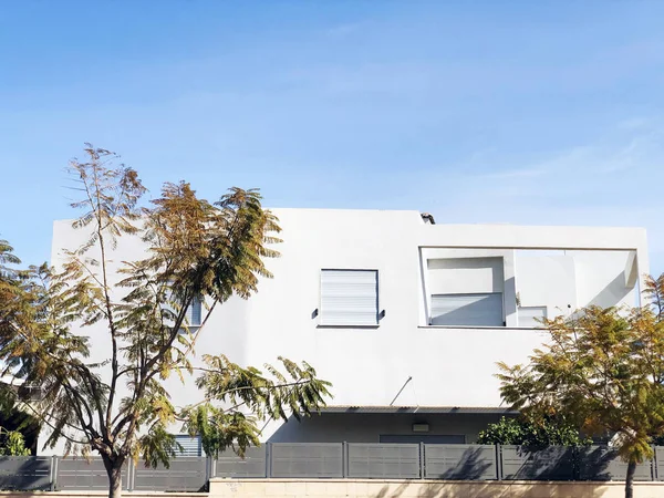 RISHON LE ZION, ISRAEL  March 12, 2019: Private houses, trees and streets in Rishon Le Zion, Israel. — Stock Photo, Image