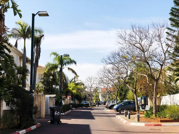 Rishon Le Zion, Israël 12 maart 2019: Particuliere huizen, bomen en straten in Rishon Le Zion, Israël. — Stockfoto