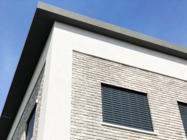 Gri kaplamalı özel bir evin penceresi