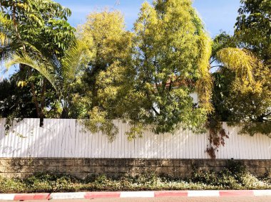 Taş ve ahşap çitler ve ağaçlar şehrin sokaklarında