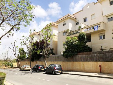 Rishon Le Zion, İsrail 12 Mart 2019: Rishon Le Zion, İsrail 'de özel evler, ağaçlar ve sokaklar.