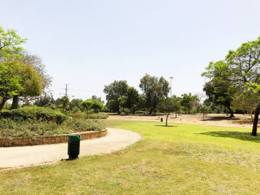 Bahçe ve bahçe bahçe üzerinde ağaçlar ve çim ile