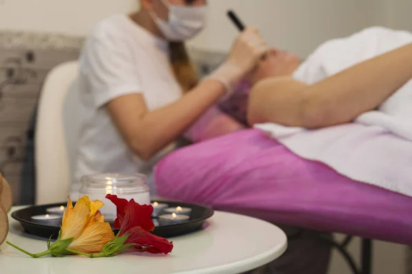 Mujer joven recibiendo depilación facial de cerca. El cosmetólogo quita el pelo en la cara. Salón de belleza, depilación bigote —  Fotos de Stock