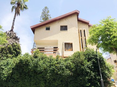 Holon, İsrail 02 Nisan 2019: Holon'da özel evler, ağaçlar ve sokaklar, İsrail