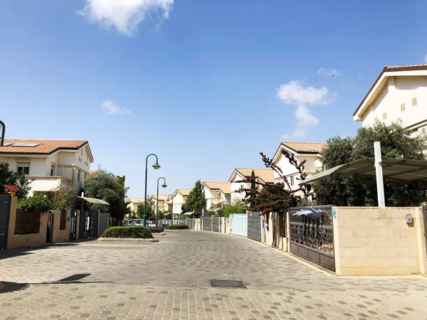 Holon, Ізраїль 02 квітня 2019: приватні будинки, дерева та вулиці в Холон, Ізраїль — стокове фото