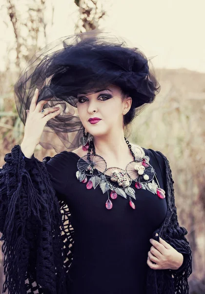 Retrato de una mujer en un sombrero con maquillaje de terror para Halloween . — Foto de Stock