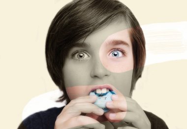 Yakışıklı çocuk beyaz arka plan üzerinde elinde makarna tutar.