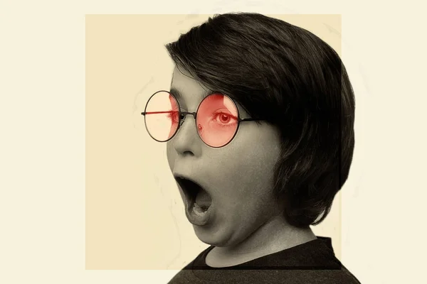 Knappe jongen draagt bril over witte achtergrond. — Stockfoto