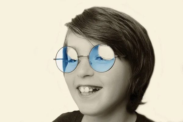 Niño guapo con gafas sobre fondo blanco . — Foto de Stock