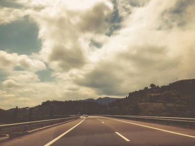 Bulutlu gökyüzü, bulutlar, yolda arabadan manzara. Yol gezisi