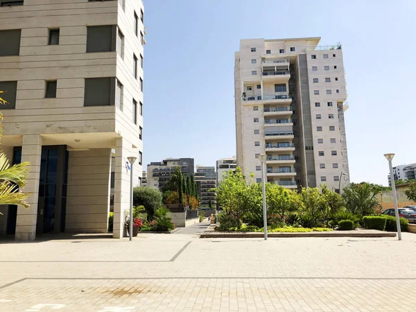 RISHON LE ZION, ISRAEL 07 de octubre de 2019: Edificios y plantas residenciales en Rishon Le Zion, Israel — Foto de Stock