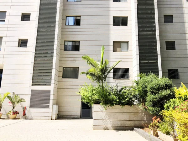 RISHON LE ZION, ISRAEL 07 de octubre de 2019: Edificios y plantas residenciales en Rishon Le Zion, Israel — Foto de Stock