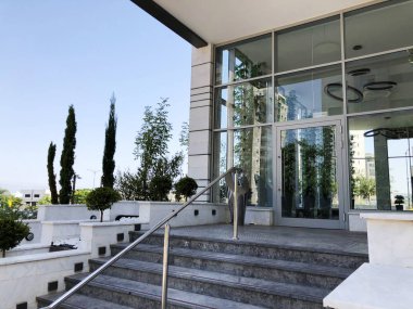 Rishon Le Zion, İsrail 07 Ekim 2019: Rishon Le Zion, İsrail 'deki konut binaları ve bitkiler