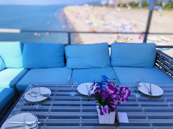 Restaurante en el muelle. Día soleado junto al mar. Balneario. Hermosa vista al mar. Efecto desenfoque — Foto de Stock