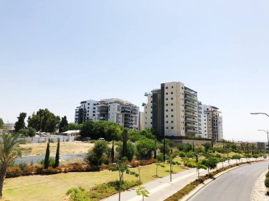 Rishon Le Zion, İsrail 07 Ekim 2019: Rishon Le Zion, İsrail 'deki konut binaları, bitkiler ve caddeler