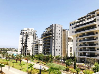 Rishon Le Zion, İsrail 07 Ekim 2019: Rishon Le Zion, İsrail 'deki konut binaları ve bitkiler