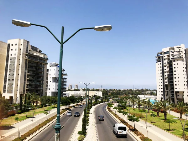 RISHON LE ZION, ISRAEL Octubre 07, 2019: Edificios residenciales, plantas y autopistas en Rishon Le Zion, Israel — Foto de Stock