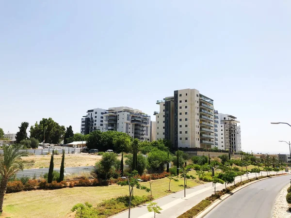 Rishon Le Zion, İsrail 07 Ekim 2019: Rishon Le Zion, İsrail 'deki konut binaları, bitkiler ve caddeler