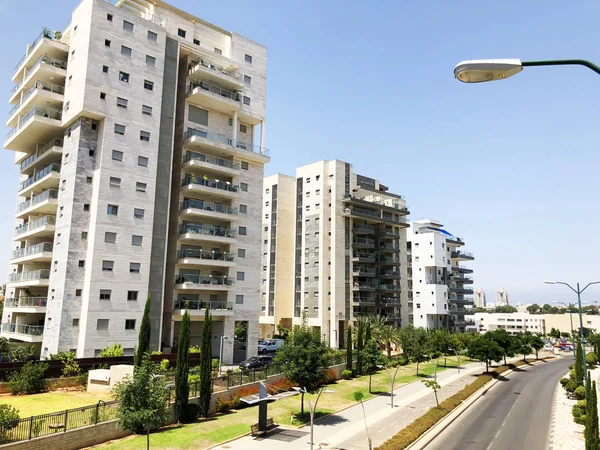 Rishon Le Zion, İsrail, 07 Ekim 2019: Rishon Le Zion, İsrail 'deki konut binaları, bitkiler ve otoyol
