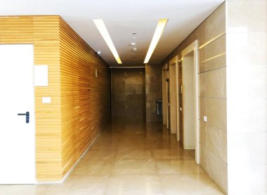 Rishon Le Zion, İsrail, 07 Ekim 2019: Rishon Le Zion, İsrail 'deki pahalı dairelerin modern koridor girişindeki kapı