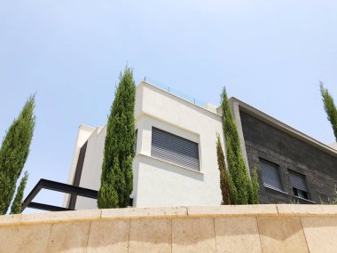 Rishon Le Zion, İsrail 07 Ekim 2019: Rishon Le Zion, İsrail 'deki modern özel ev ve ağaçlar