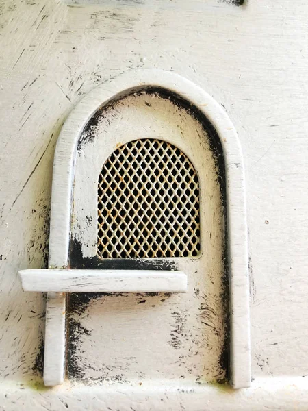 Detail dari pintu besi tua dengan lubang intip besar ditutupi oleh sepotong ornamen bulat logam — Stok Foto