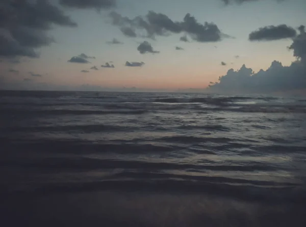 Vista mare serale, nuvole nel cielo, mare, spiaggia — Foto Stock