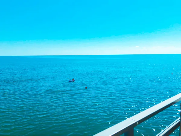 Z przodu widok na piękne morze. Letni słoneczny dzień, błękitne niebo, tło wody — Zdjęcie stockowe