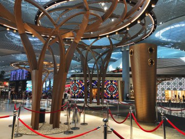 İstanbul, Türkiye-Eylül 4-2019: İstanbul Havalimanı 'nın yeni iç görünümü yolcuların yürüyüş ve kalkış zamanına kadar zaman geçirmesiyle, Türkiye.
