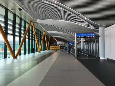 İstanbul, Türkiye-Eylül 4-2019: İstanbul Havalimanı 'nın yeni iç görünümü yolcuların yürüyüş ve kalkış zamanına kadar zaman geçirmesiyle, Türkiye