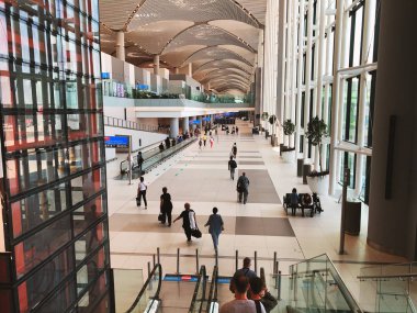 İstanbul, Türkiye-Eylül 4-2019: İstanbul Havalimanı 'nın yeni iç görünümü yolcuların yürüyüş ve kalkış zamanına kadar zaman geçirmesiyle, Türkiye.