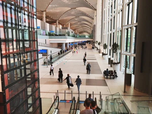 Istanbul, Turkije-september 4,2019: Interieur zicht op nieuwe Istanbul Airport met passagiers die lopen en passeren tot de vertrektijd, Turkije. — Stockfoto