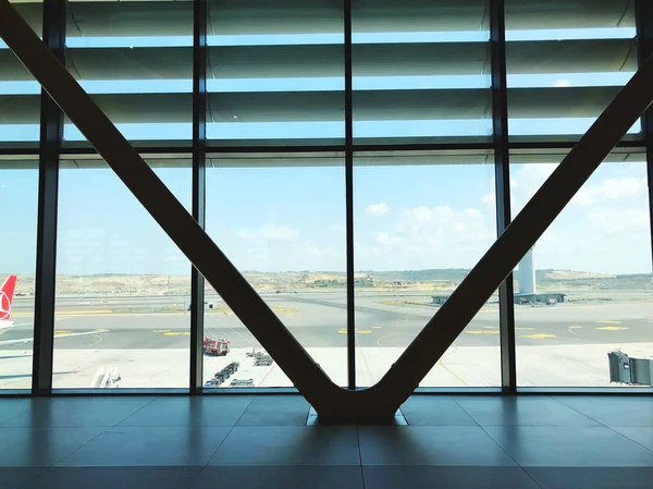 Istanbul, Turkije-september 4,2019: Interieur zicht op nieuwe Istanbul Airport met passagiers die lopen en passeren tot de vertrektijd, Turkije — Stockfoto
