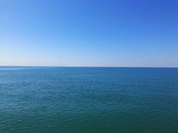 Vista frontal sobre hermoso mar. Día soleado de verano, cielo azul, fondo de agua — Foto de Stock