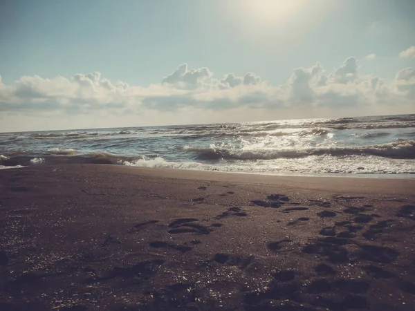 Pohled na moře, nebe a mraky během západu slunce. Třpytu na písečné pláži. Letní slunný den, vodní zázemí — Stock fotografie