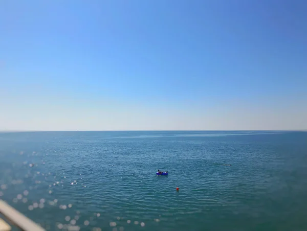 Vista frontal sobre hermoso mar. Día soleado de verano, cielo azul, fondo de agua. Efecto desenfoque — Foto de Stock