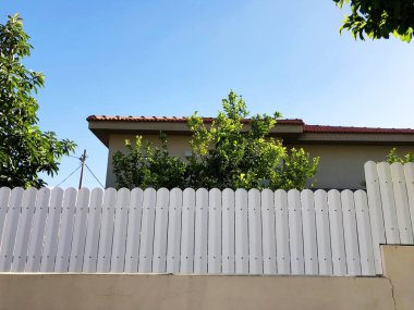 Evlerin yakınındaki modern tahta beyaz çit..