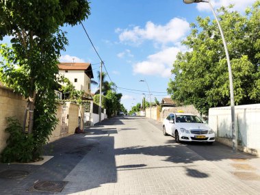 Rishon Le Zion, İsrail 07 Ekim 2019: Rishon Le Zion, İsrail 'de modern özel evler ve caddeler